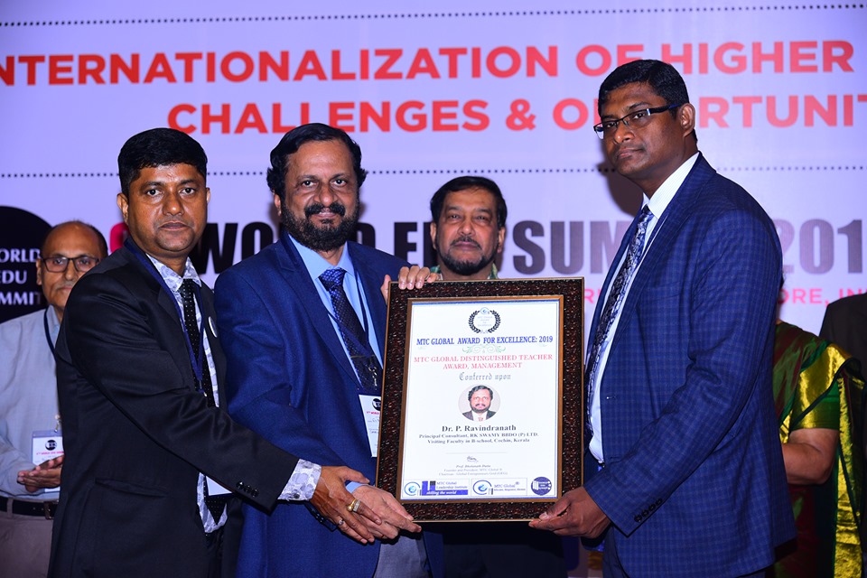 Receiving-Distinguished-Management-Teacher-Award-from-MTC-Global