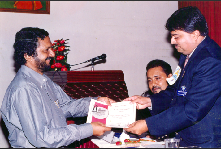 Receiving-JCI-International-Graduate-Certificate-from-the-National-President