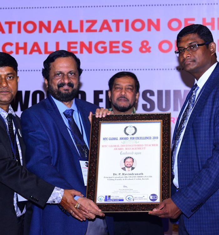 Receiving-Distinguished-Management-Teacher-Award-from-MTC-Global