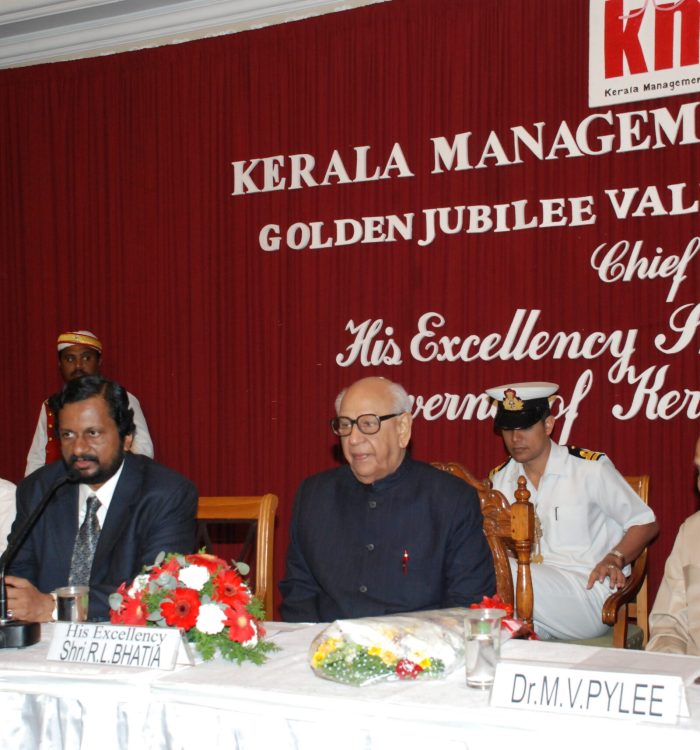 With-the-Governor-of-Kerala-HE-Sri.R.L.Bhatia-at-the-KMA-Golden-Jubilee-Valedictory-Function